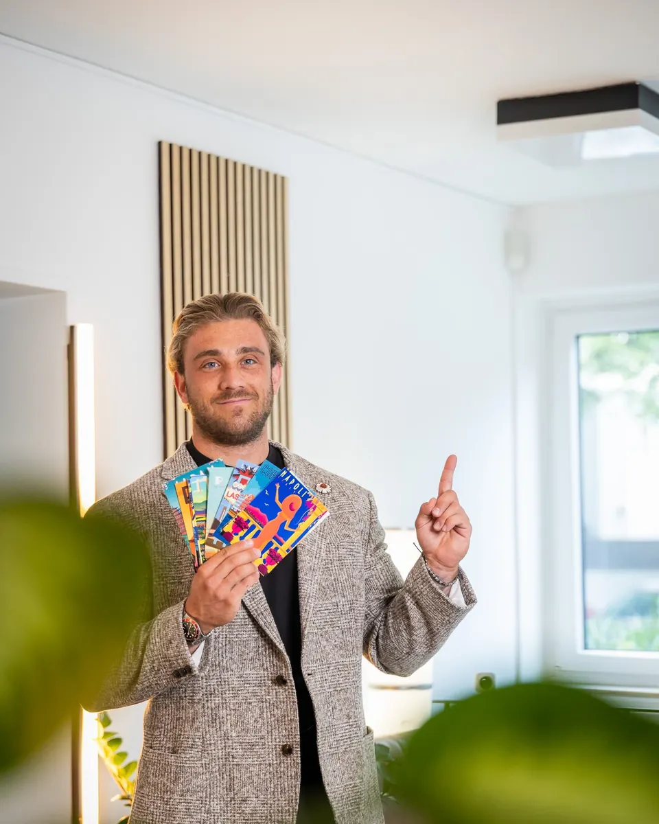 Porträt aus dem Shooting im Büro von 365 Grundbesitz mit grauem Sakko