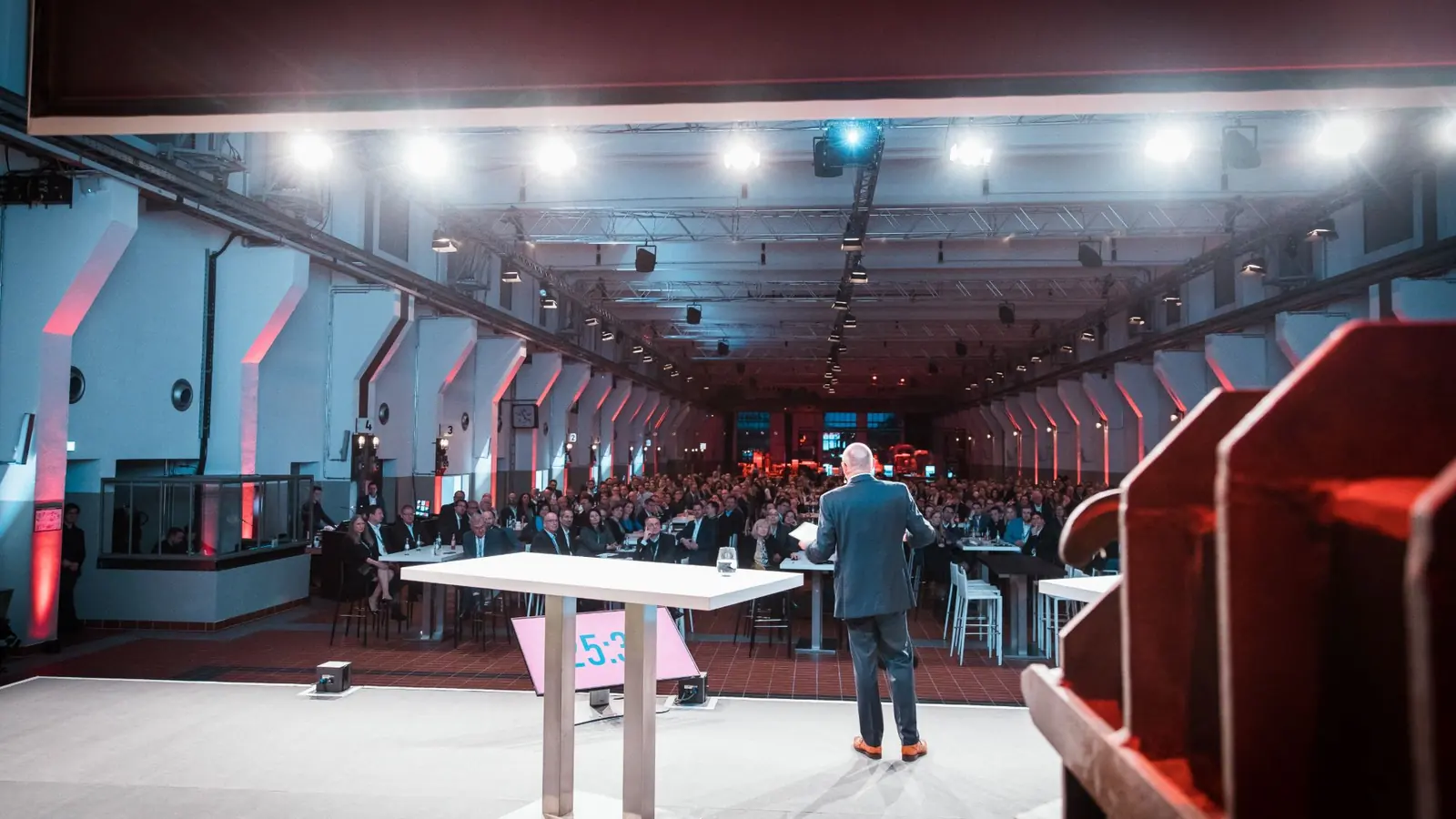 Blick von der Bühne über den Redner hinweg in die voll besetzte Grand Hall
