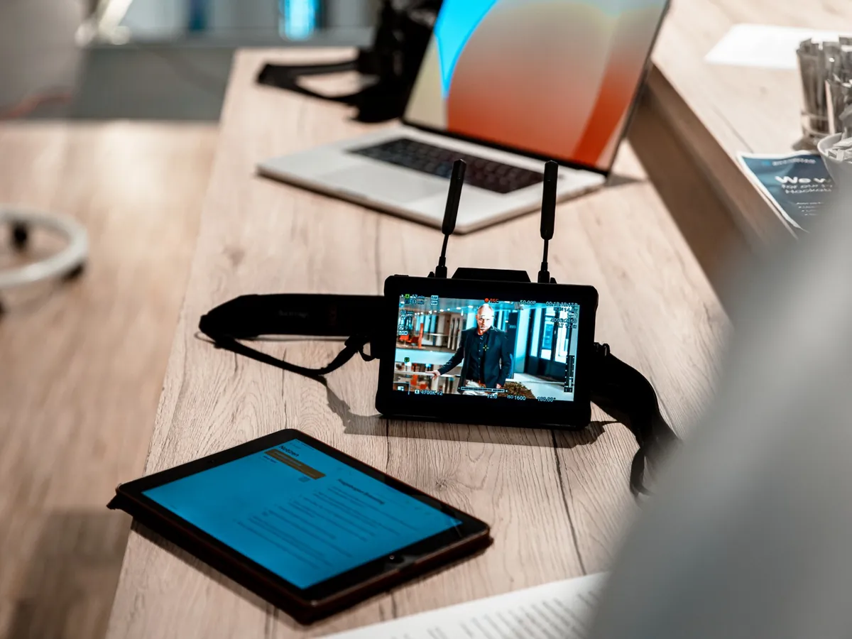 Funkmonitor mit dem laufenden Interviewbild, daneben das iPad mit den Interviewfragen