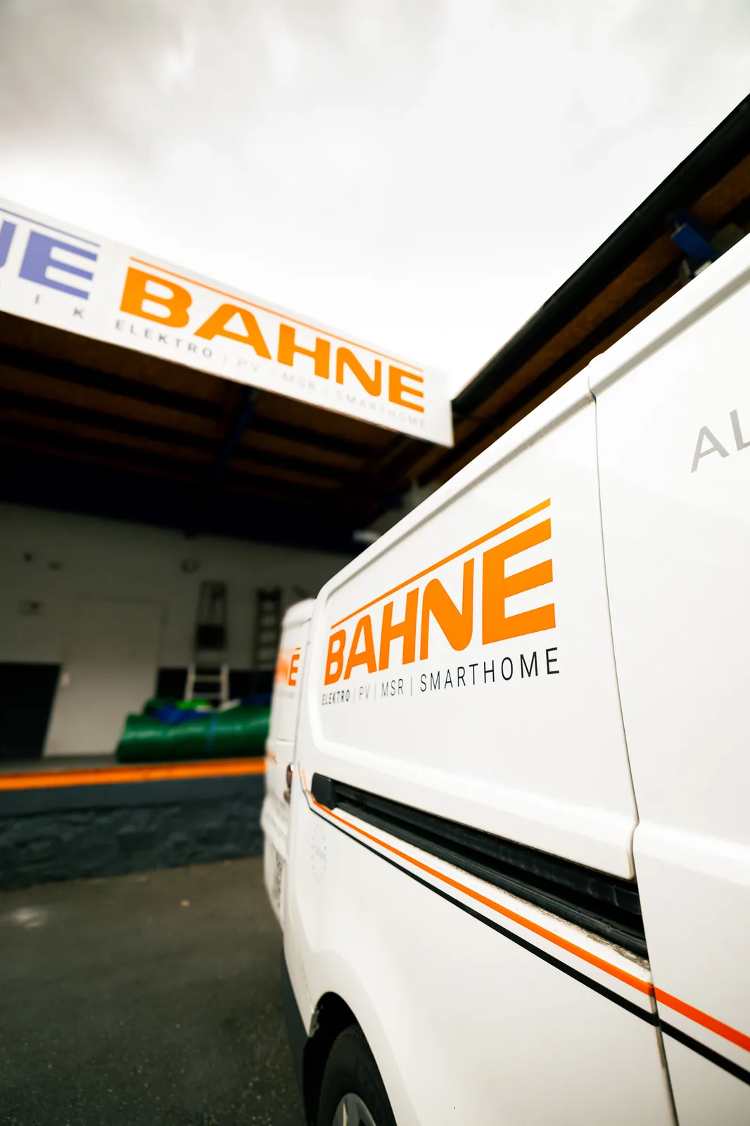 Firmenfahrzeuge der BAHNE GmbH mit Beschriftung vor dem Betriebsgelände in Hagen