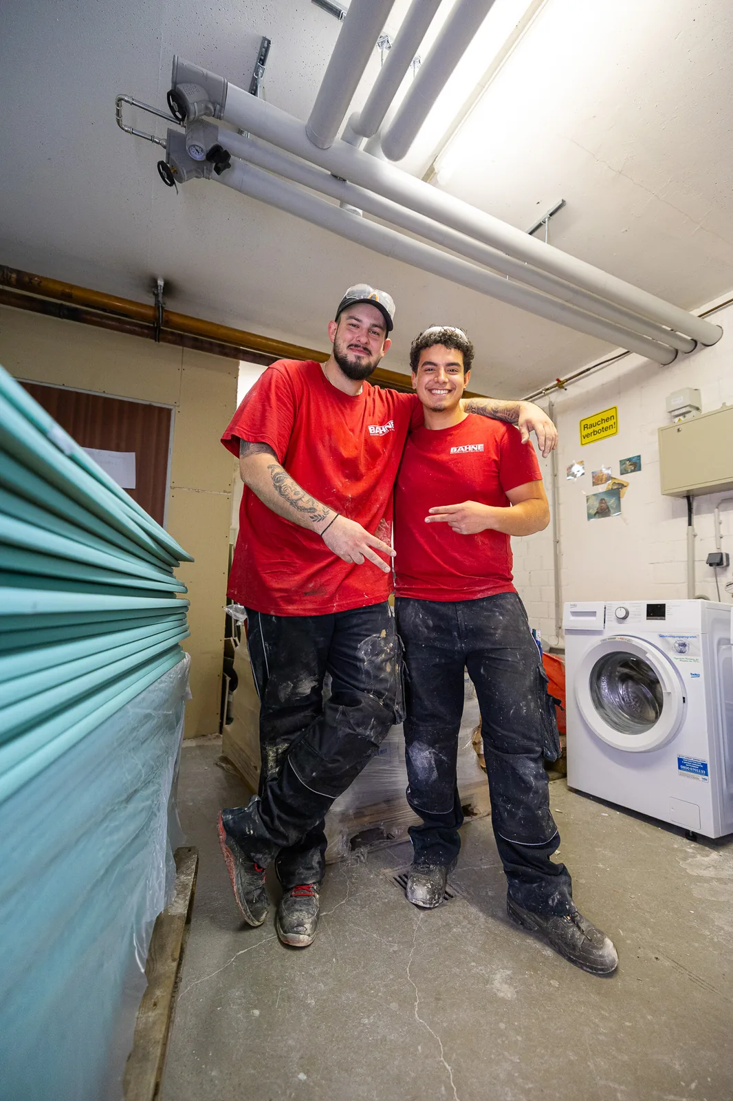 Zwei Monteure der BAHNE GmbH im Lager
