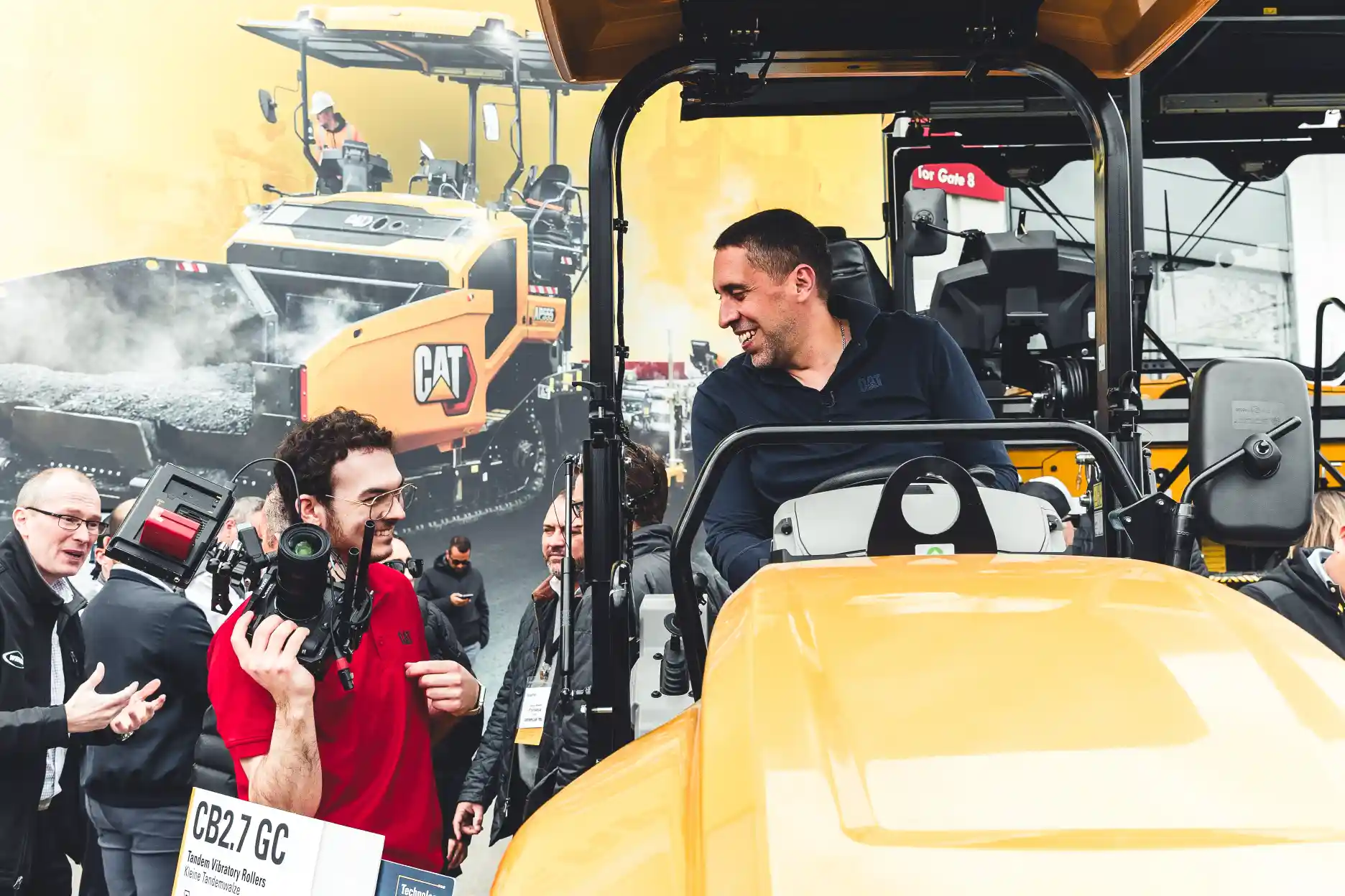 Behind the Scenes CreativCube-Team beim Filmen in der Caterpillar-Halle auf der Bauma 2025