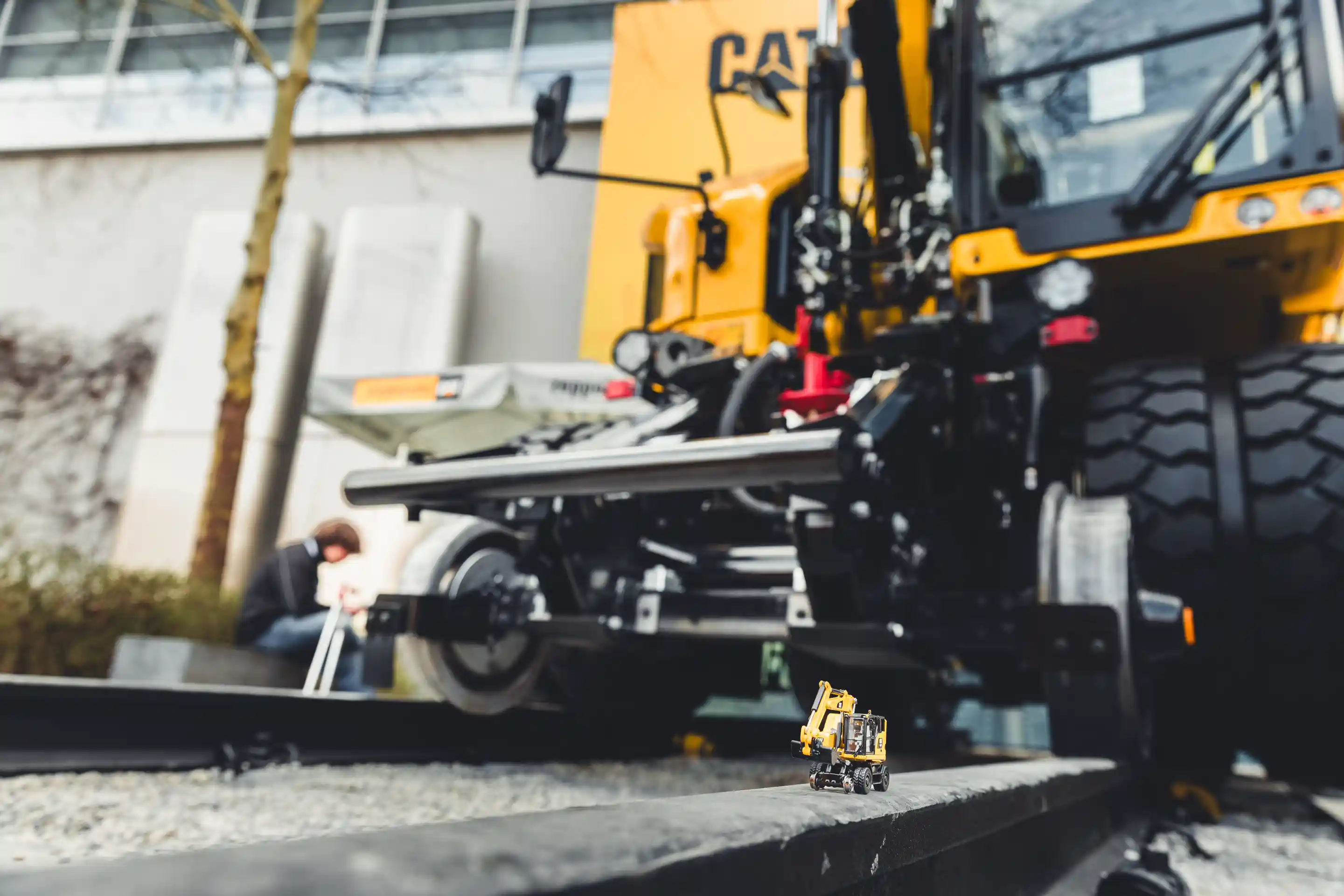 Caterpillar-Lizenzmodell im Größenvergleich mit Originalmaschine auf der Bauma 2025