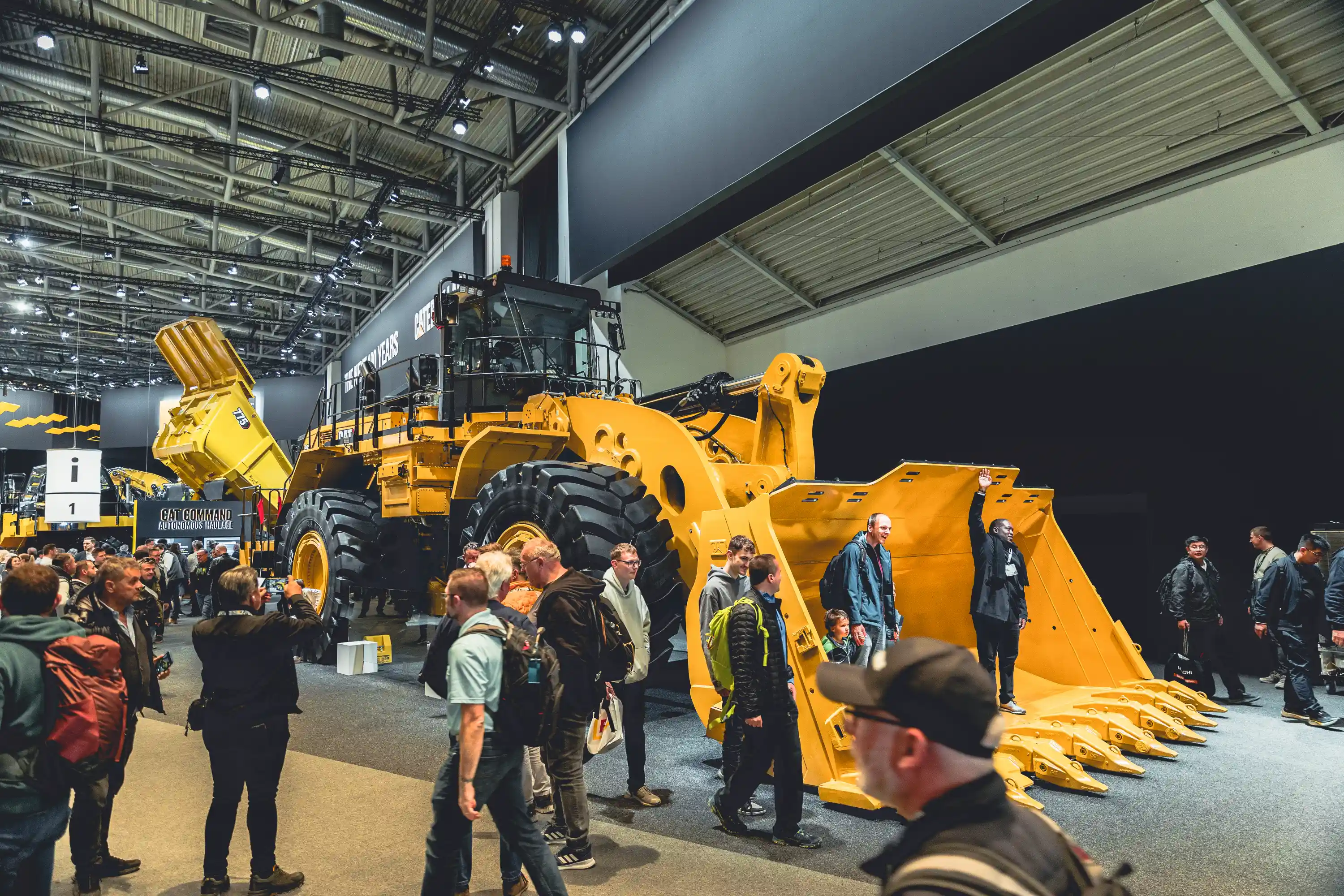 Bauma 2025 Caterpillar-Halle Aufnahme von der Messehalle in München