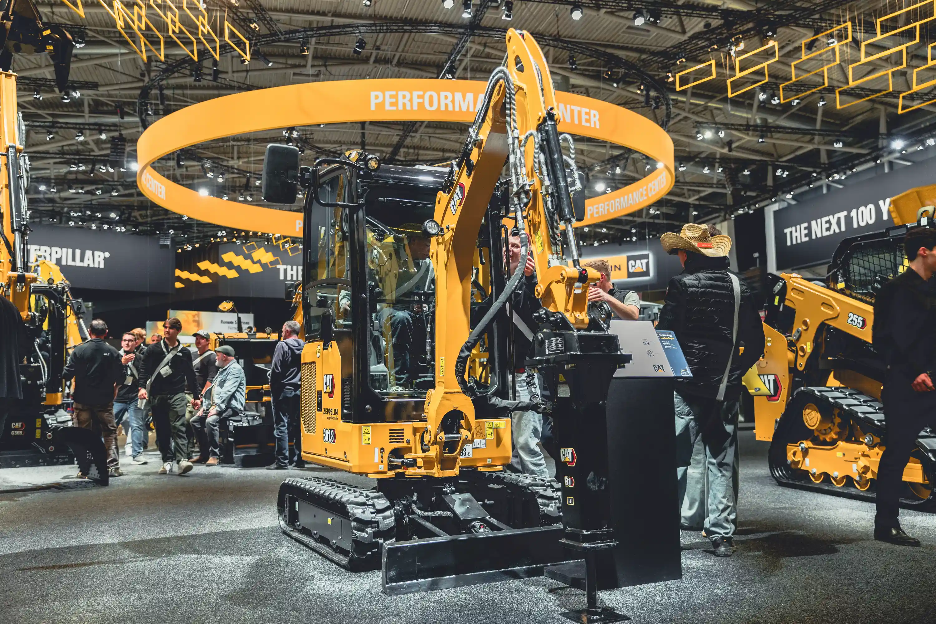 Caterpillar-Halle auf der Bauma 2025 mit Besuchermenge und großer Baumaschine