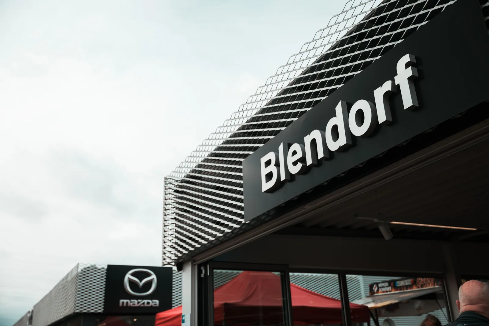 Außenansicht des Autohaus Blendorf in Herten mit Mazda-Beschilderung