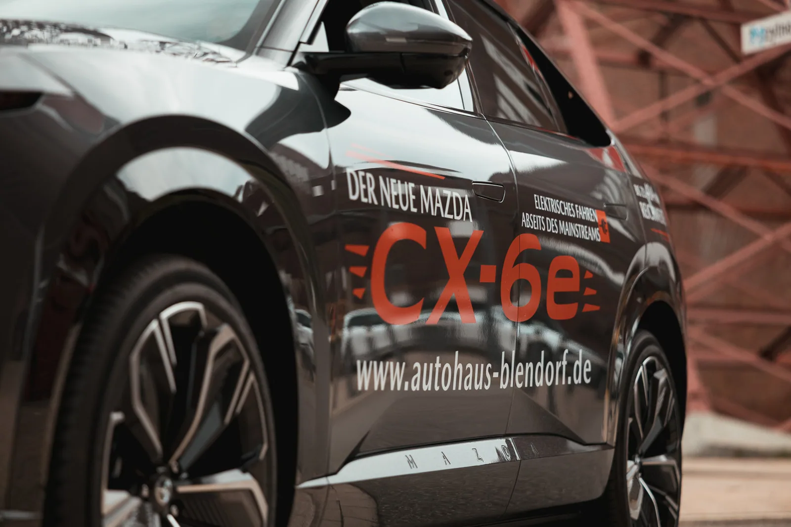 Mazda CX-6e mit Beschriftung des Autohaus Blendorf
