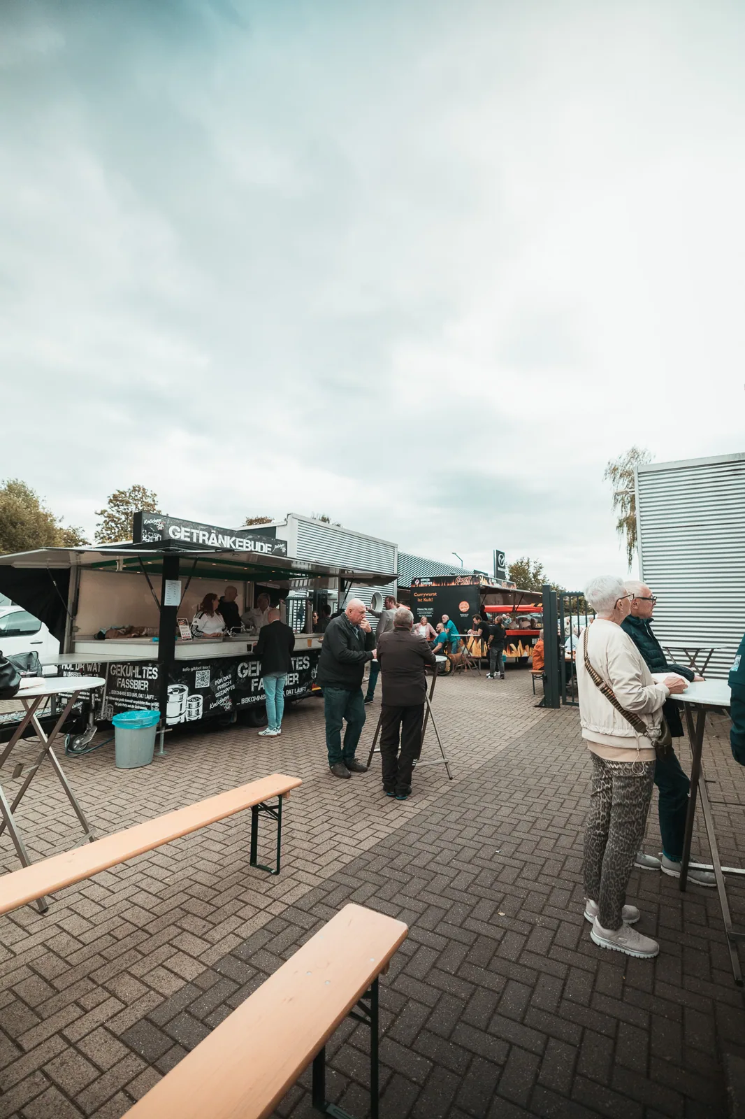 Besucher und Foodtruck auf dem Hof des Autohaus Blendorf während der Sondershow