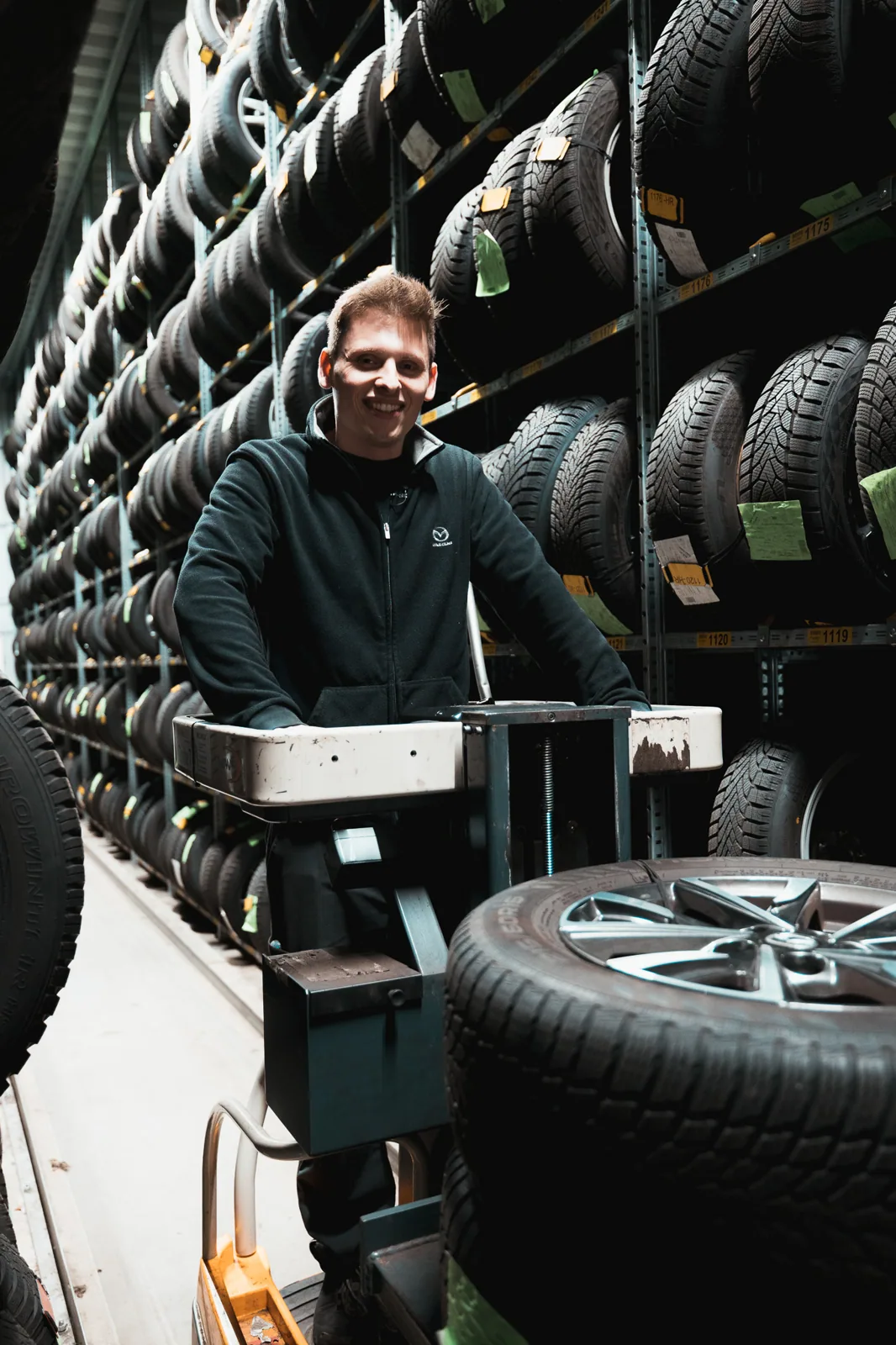Mitarbeiter im Reifenlager des Autohaus Blendorf