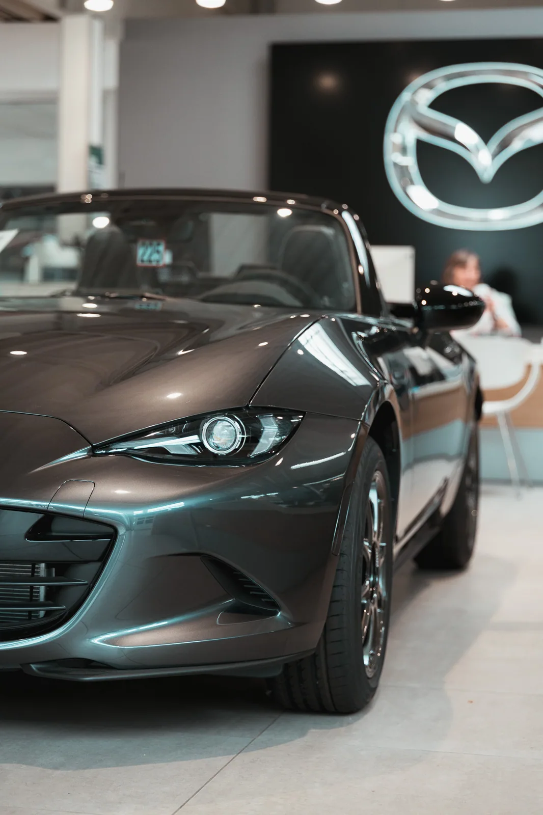 Mazda MX-5 im Showroom des Autohauses