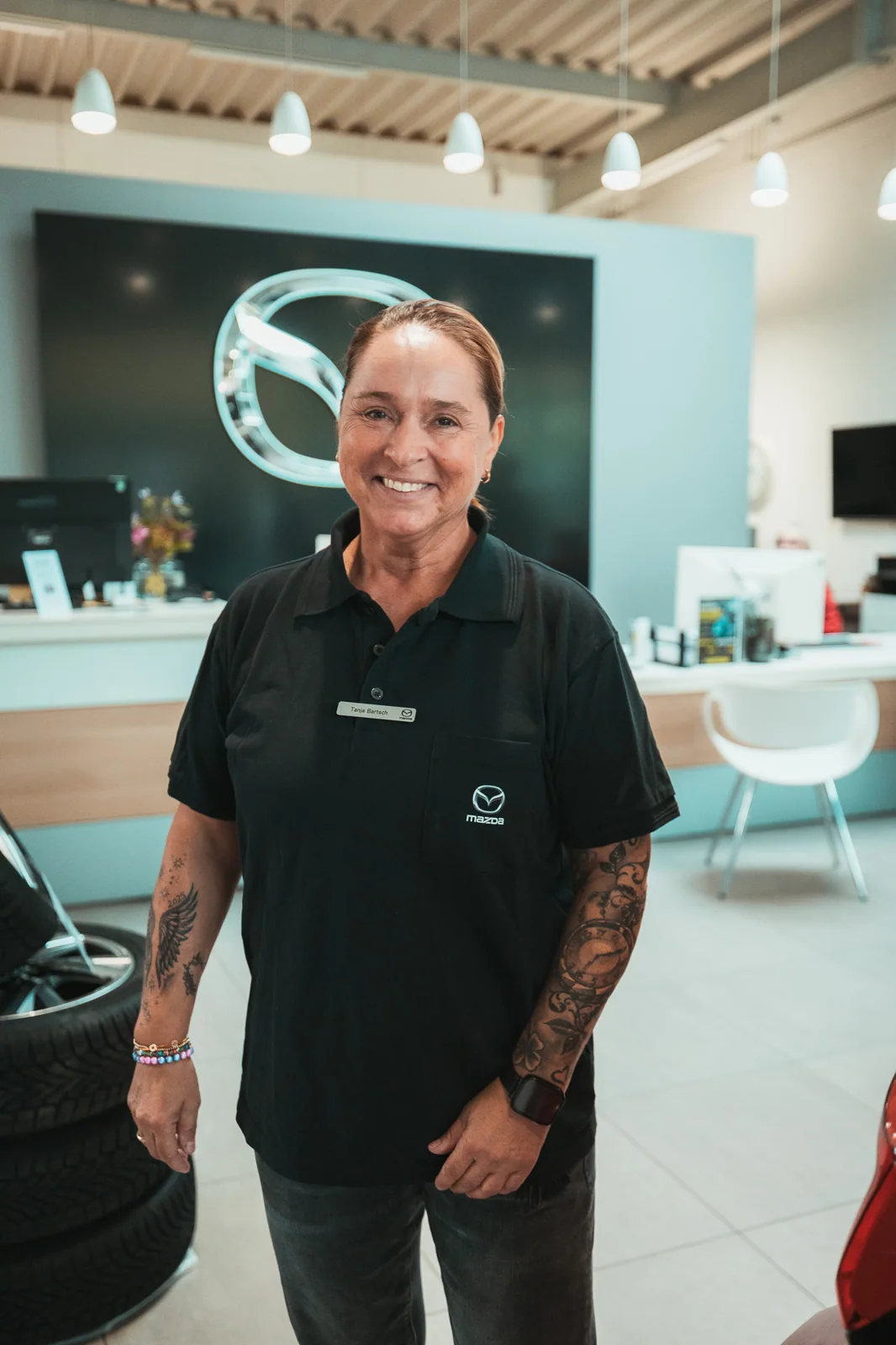 Mitarbeiterin des Autohaus Blendorf im Showroom