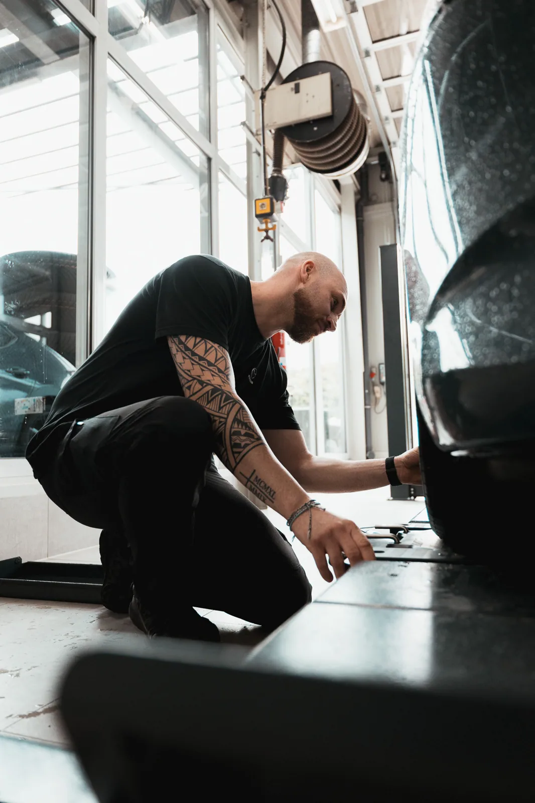 Mechaniker bei der Achsvermessung in der Werkstatt von Autohaus Blendorf