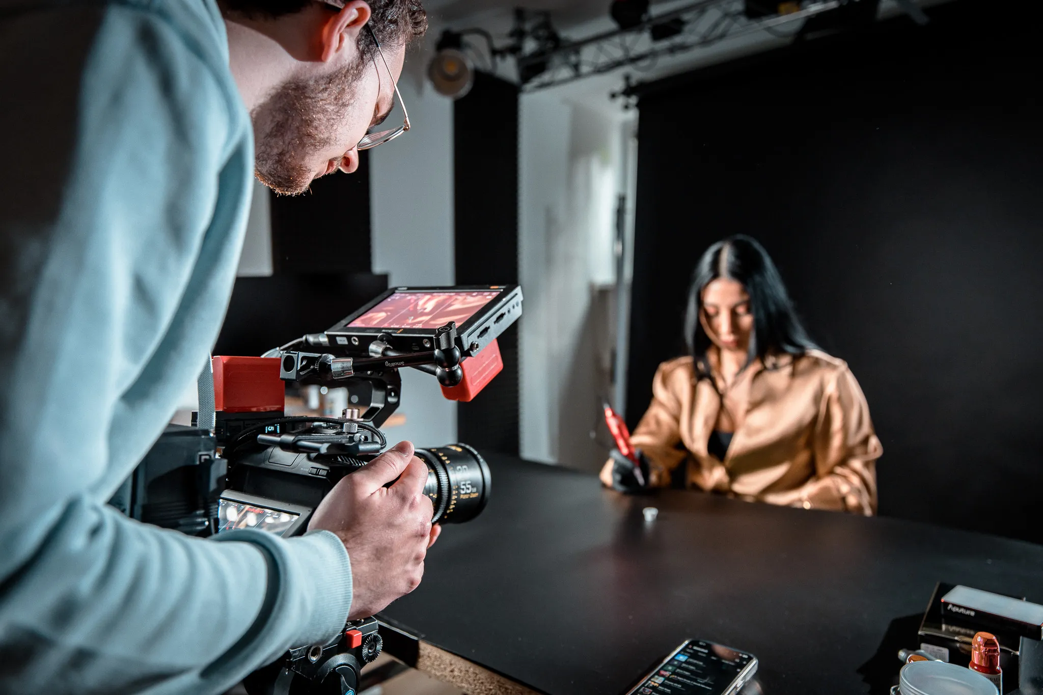 Gründerin von Bonante Cosmetics vor der Kamera im CreativCube-Studio