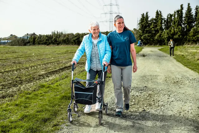 Spaziergang mit Rollator auf einem Feldweg