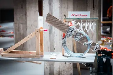 Konstruktion aus Holz, Pappe und Schlauch aus dem Team-Workshop