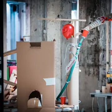 Kettenreaktion mit rotem Luftballon aus dem Team-Workshop