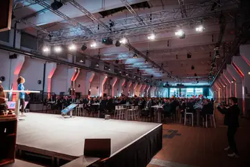 Blick von der Seite über die Bühne in die voll besetzte Halle