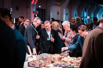 Gäste am Buffet zwischen den Programmpunkten