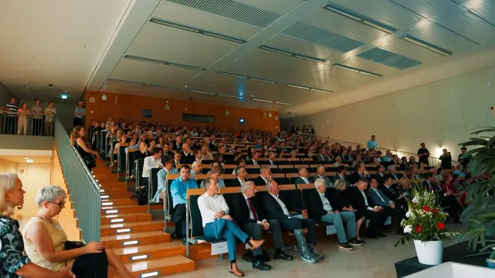 Voll besetzter Hörsaal bei der Eröffnung der Klinik für Nuklearmedizin