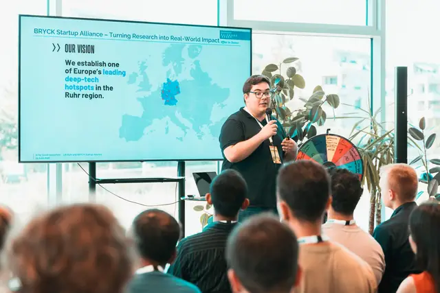 Vortrag der BRYCK Startup Alliance vor dem Publikum