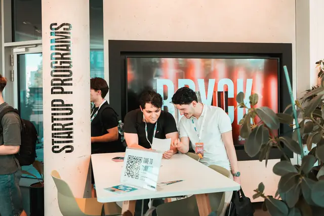 Am Tisch der Startup Programs im BRYCK