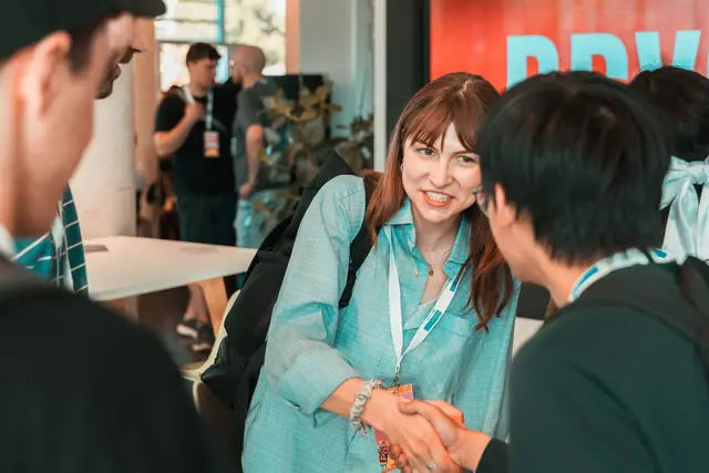 Begrüßung per Handschlag beim Networking