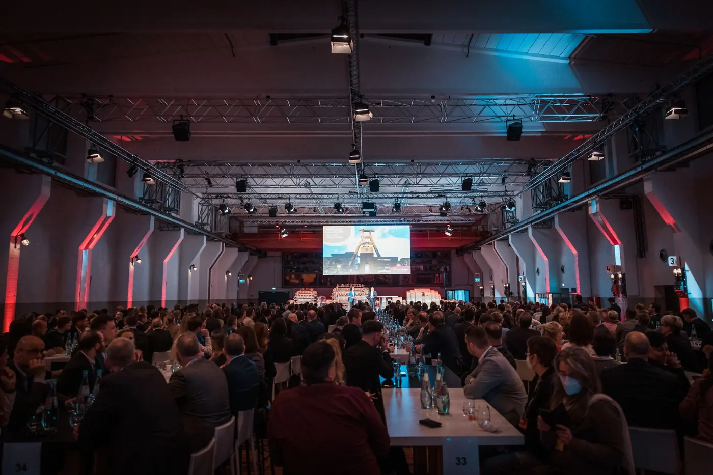 Voll besetzte Grand Hall beim Jahresauftakt der ALH Gruppe