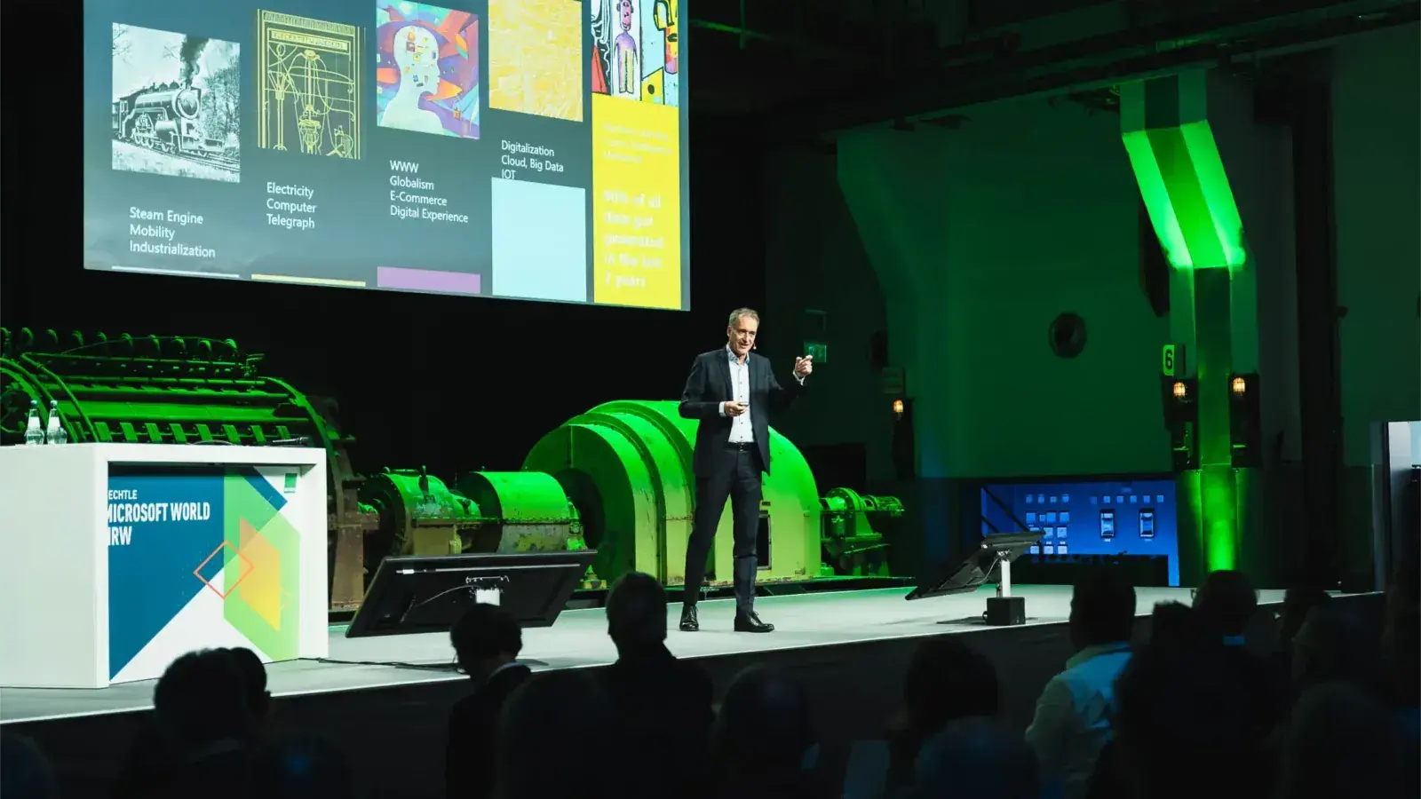 Speaker auf der Bühne der Bechtle Microsoft World vor vollem Saal