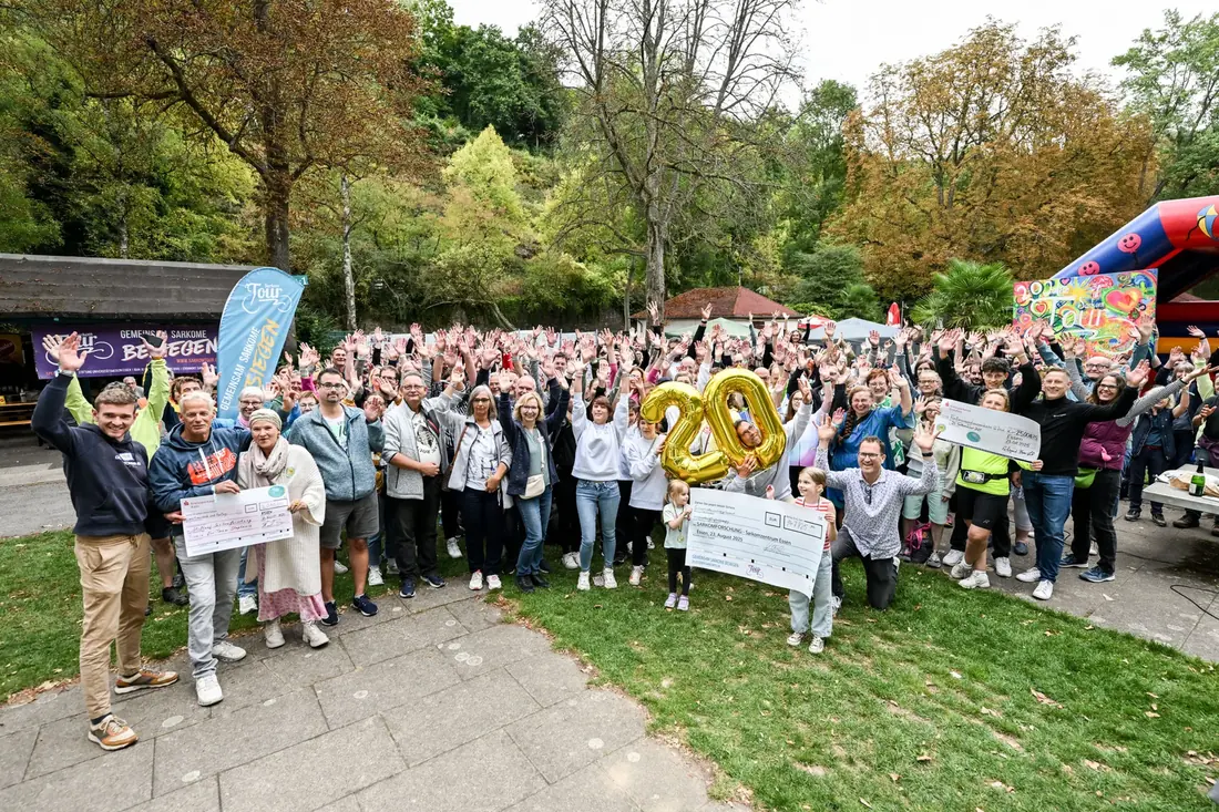 Gruppenbild der Teilnehmenden der Sarkomtour 2025 mit Spendenschecks
