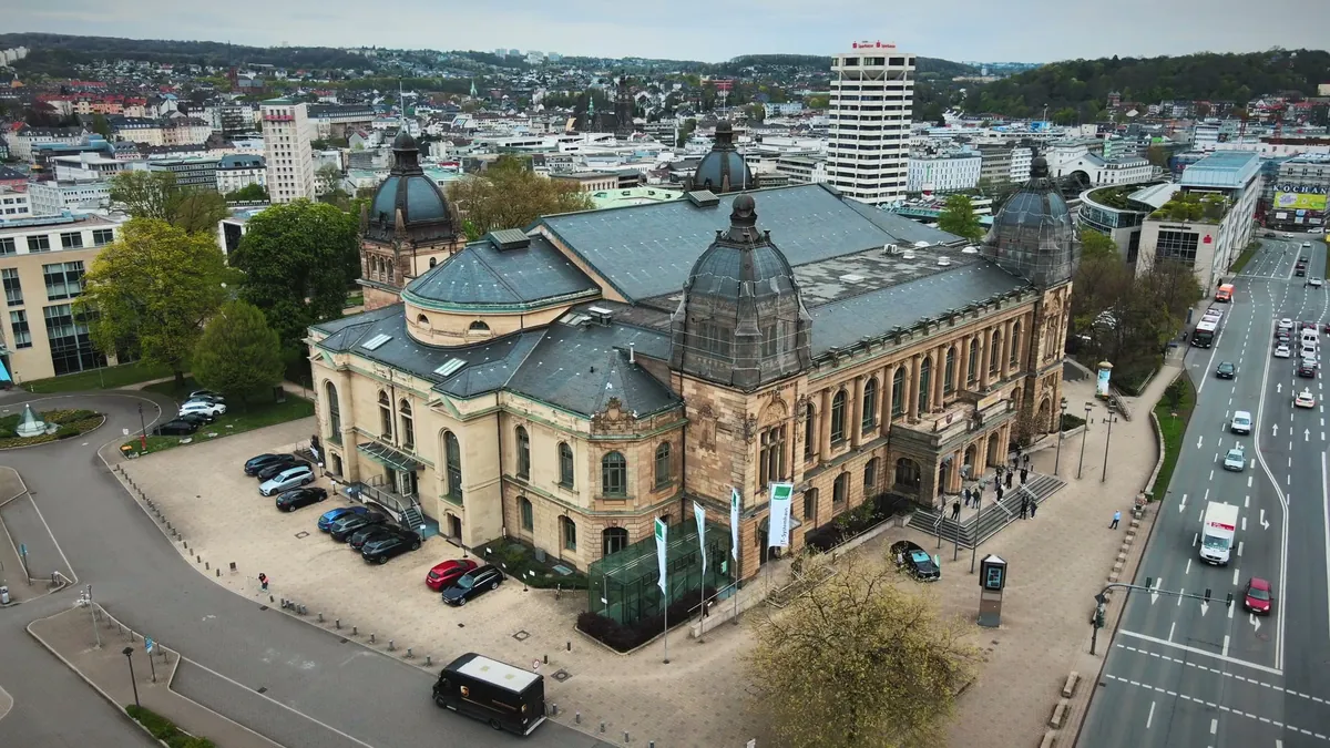 Luftaufnahme der Historischen Stadthalle Wuppertal am Morgen des Bechtle IT-Forums