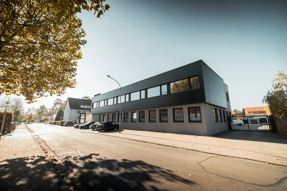 Firmensitz von Fanenbruck in Bad Salzuflen an einem sonnigen Herbsttag