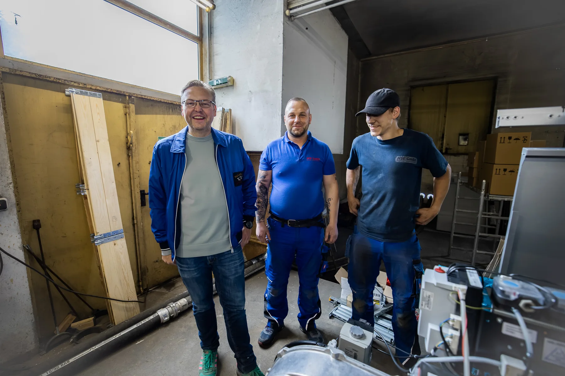 Team der HSE GmbH in der fertigen Nahwärmezentrale