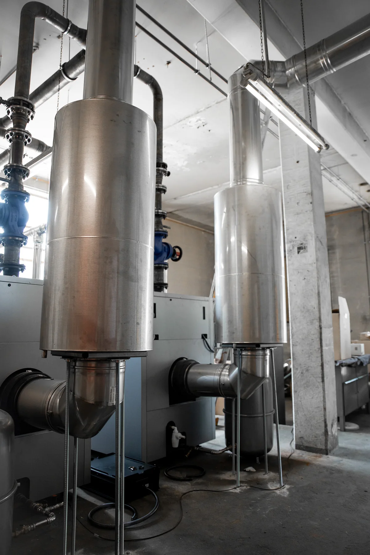 Pufferspeicher und Rohrleitungen in der Nahwärmezentrale