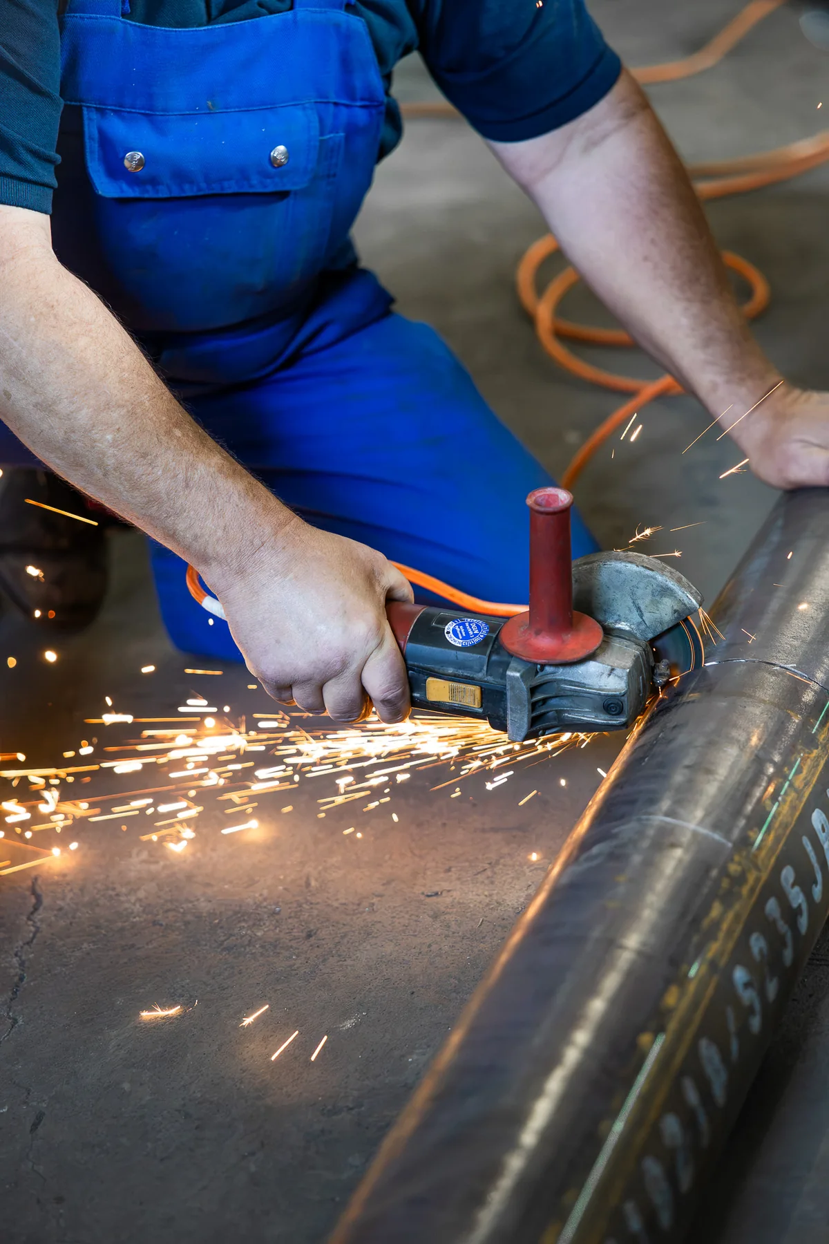 Funkenflug beim Trennen eines Rohrs in der Werkstatt der HSE GmbH