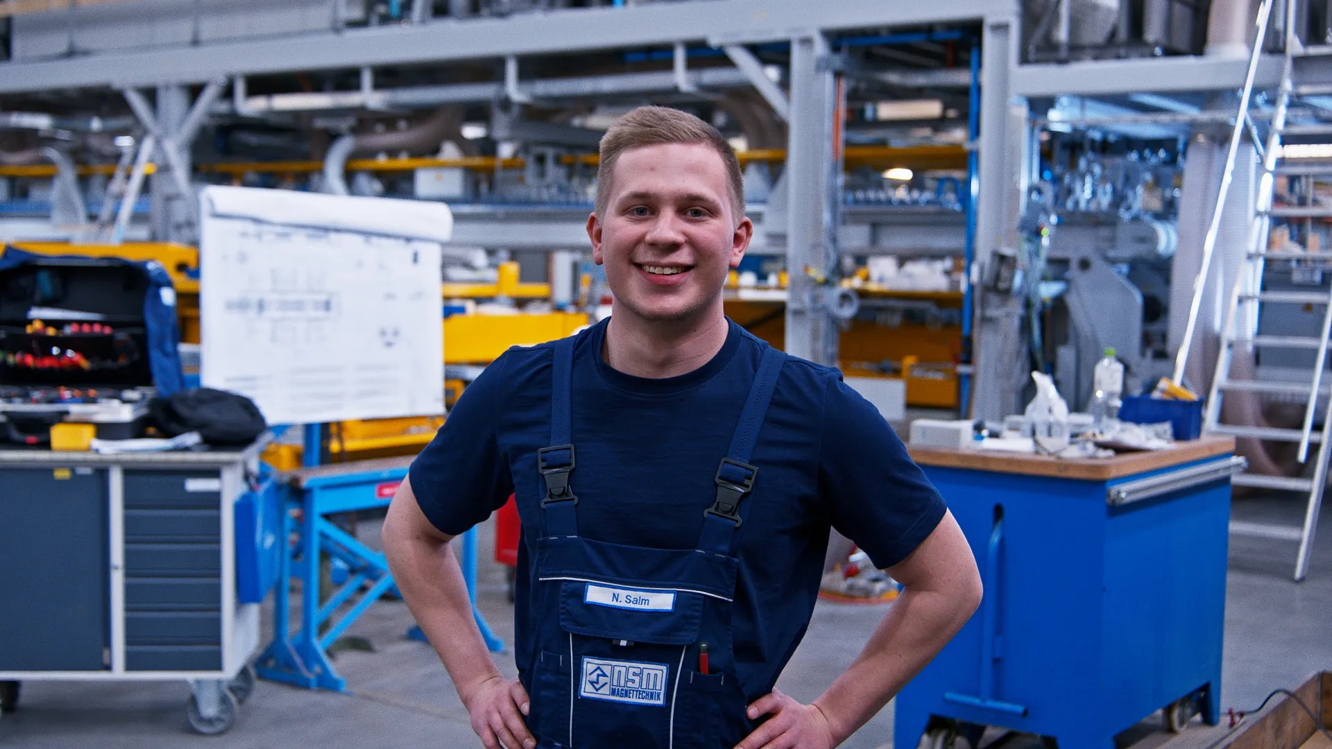 Industriemitarbeiter im Originalton vor der Kamera