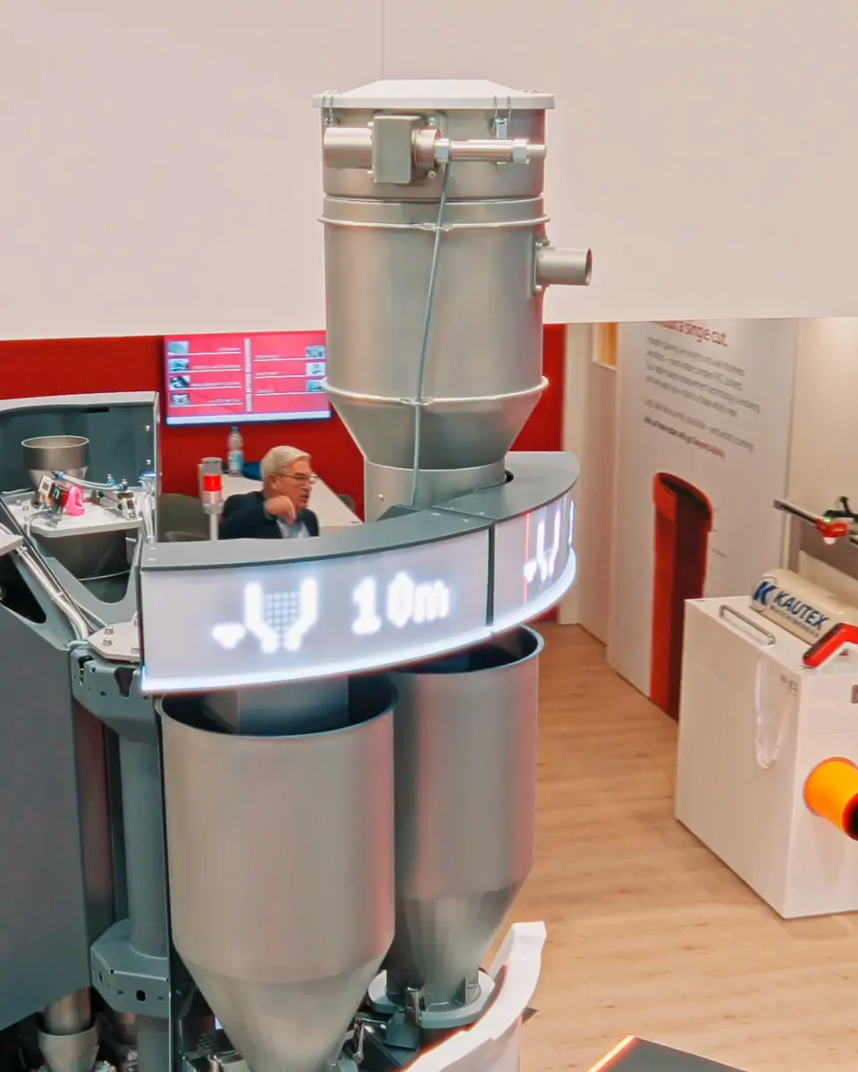 Gravimetrisches Dosiersystem DOS X mit Leuchtanzeige am Stand von iNOEX