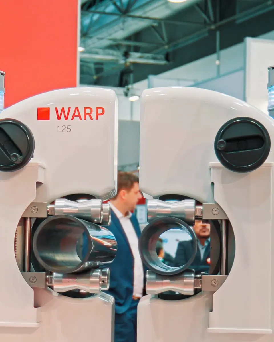 Messsystem WARP 125 von iNOEX mit Besuchern im Hintergrund
