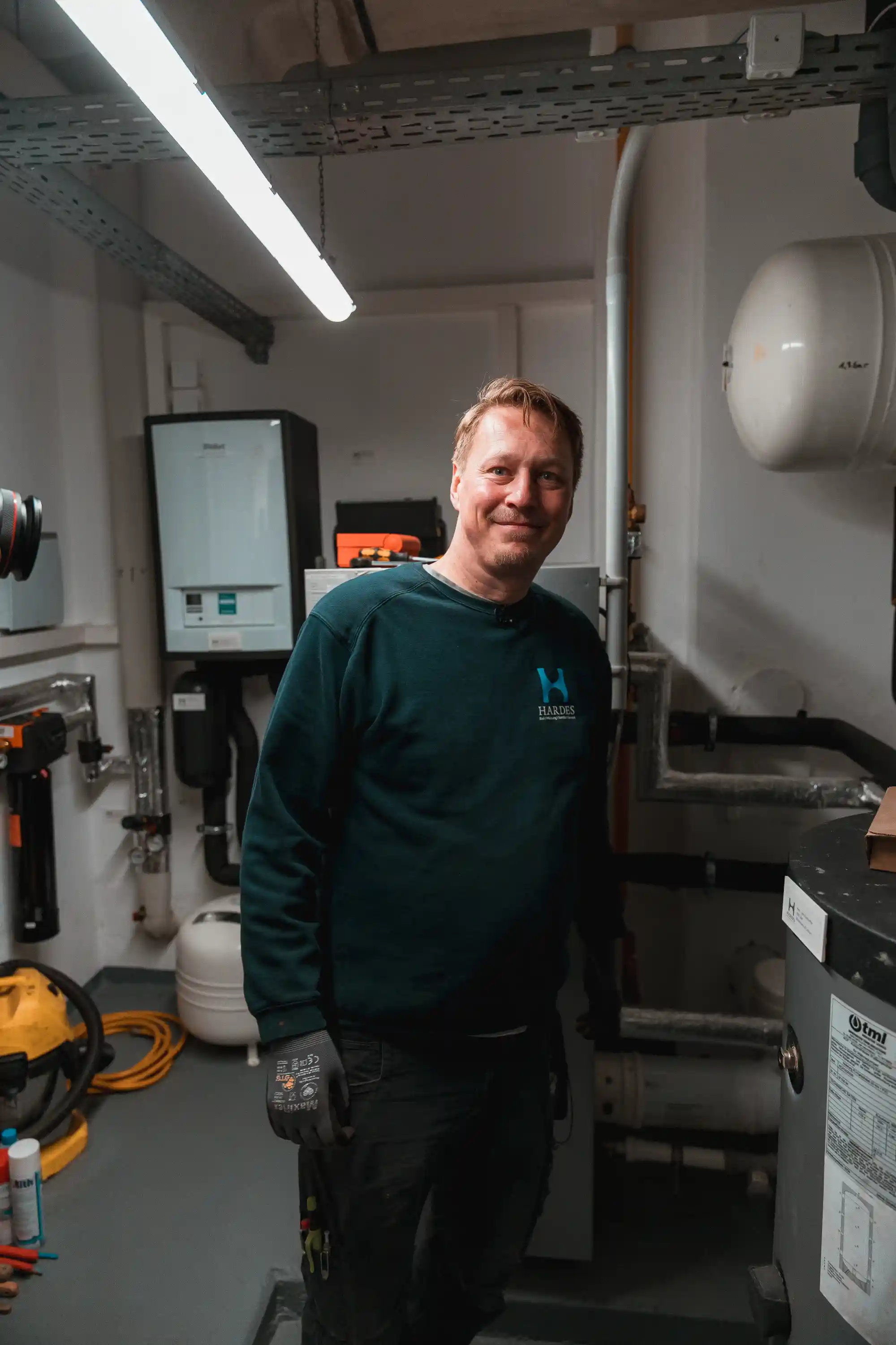 Mitarbeiter im Handwerk locker vor der Kamera