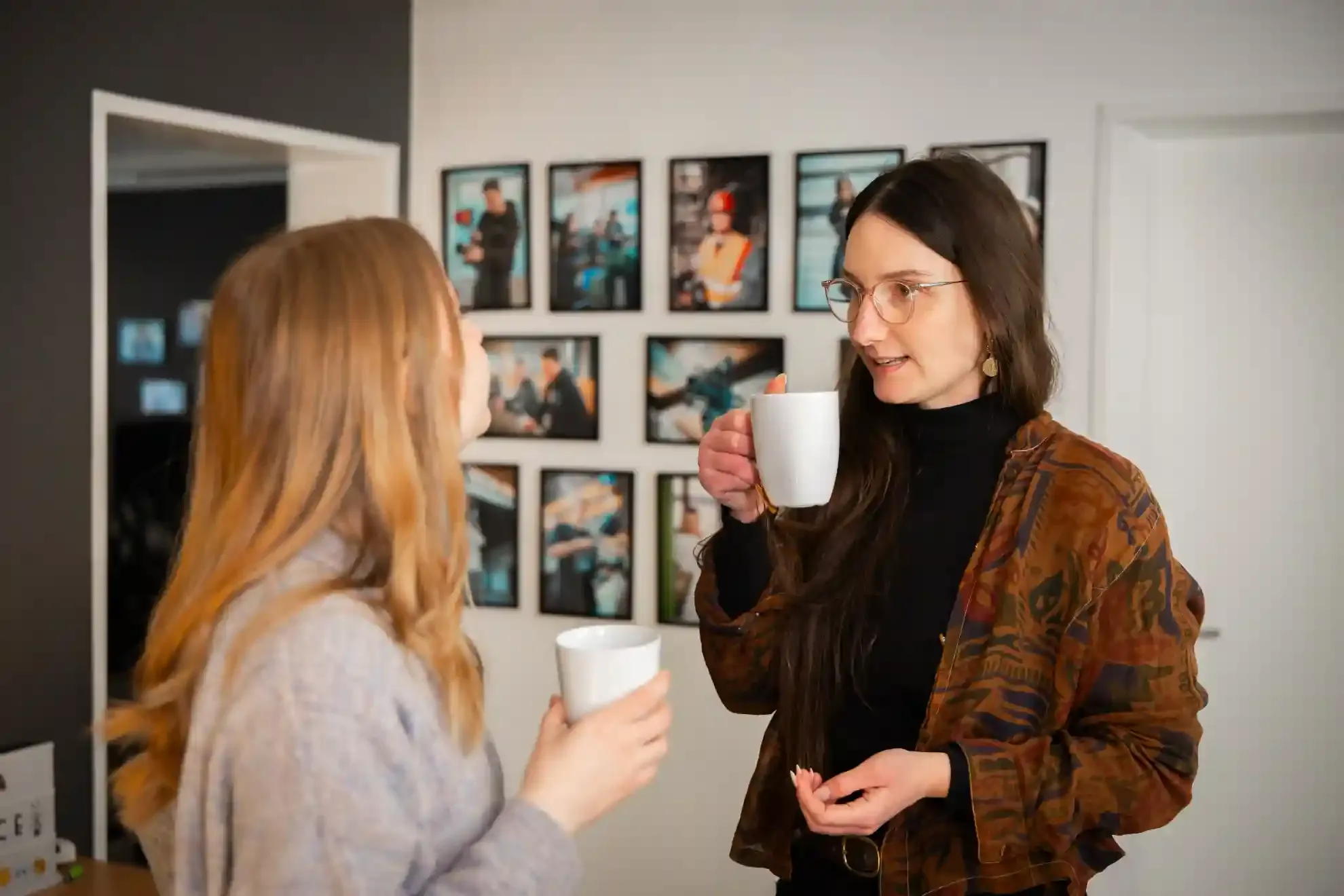 Zwei Kolleginnen mit Kaffeetassen im Büro von CreativCube in Essen