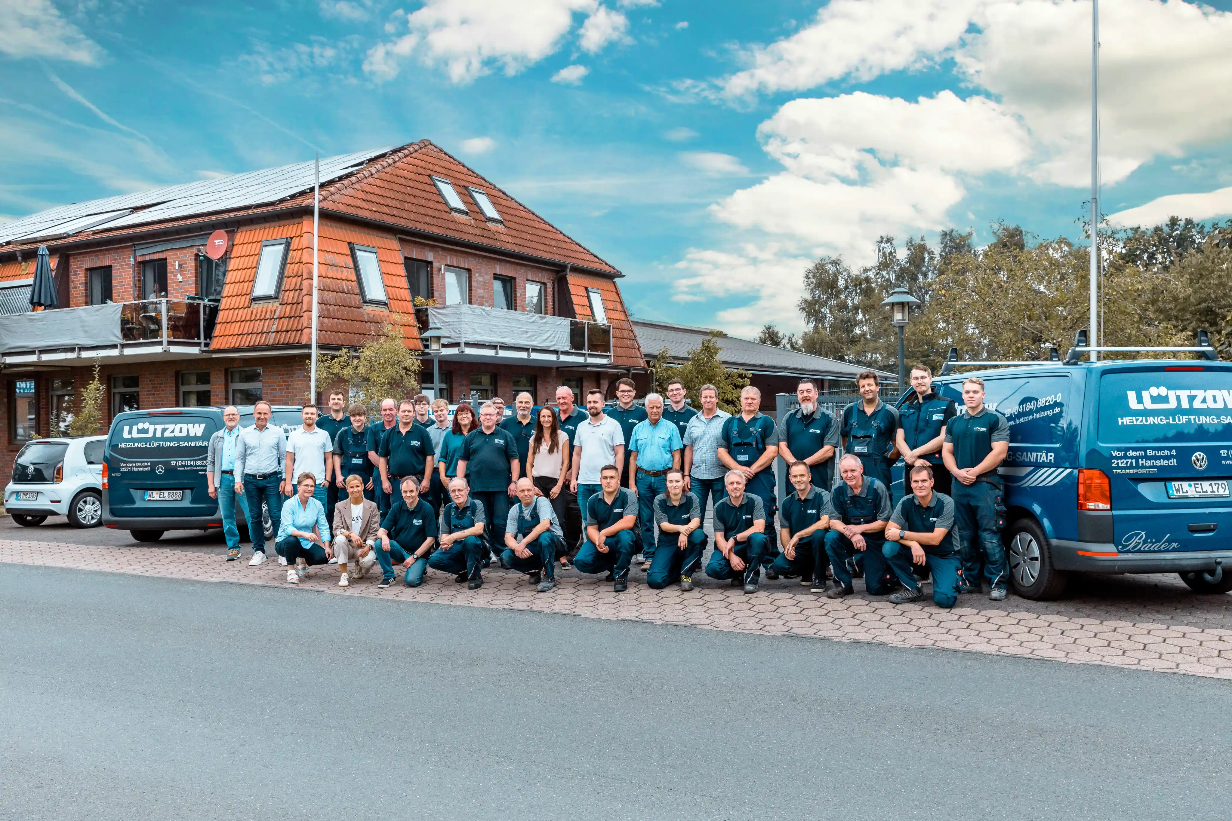 Das Team von Ernst Lützow GmbH vor dem Stammbetrieb in Hanstedt