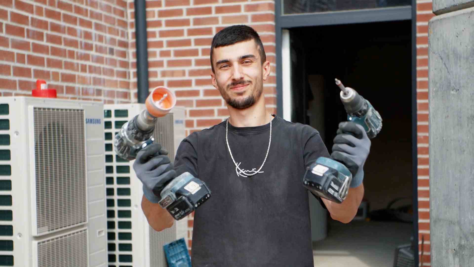 Mertens Haustechnik Mitarbeiter mit Werkzeug in der Hand.
