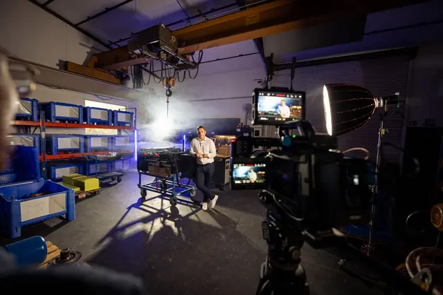 Interview-Set in der Halle von Planeta mit Kamera, Monitor, Licht und Nebel