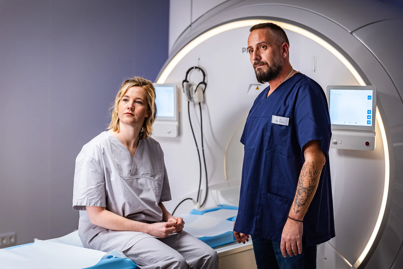 Mitarbeiter und Patientin vor einem MRT in einer radiologischen Praxis
