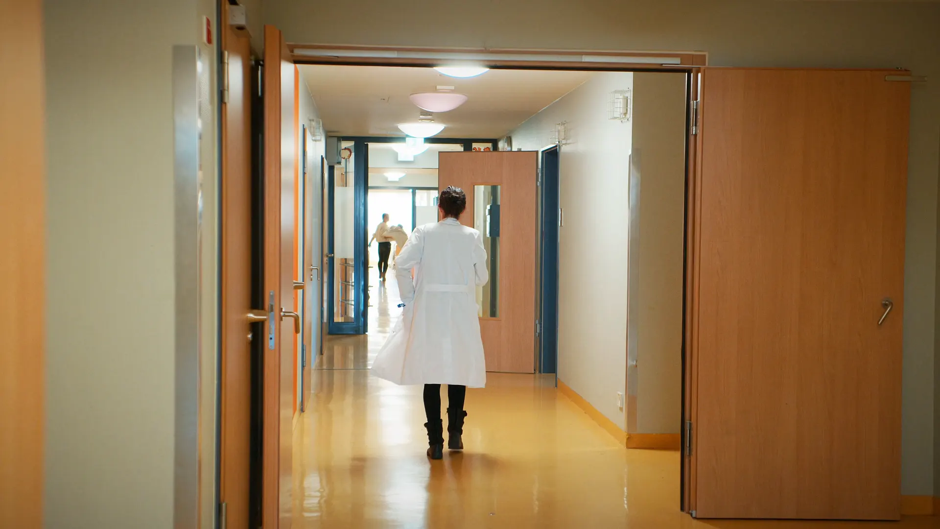Arzt im Flur des LVR Universitätsklinikums Essen