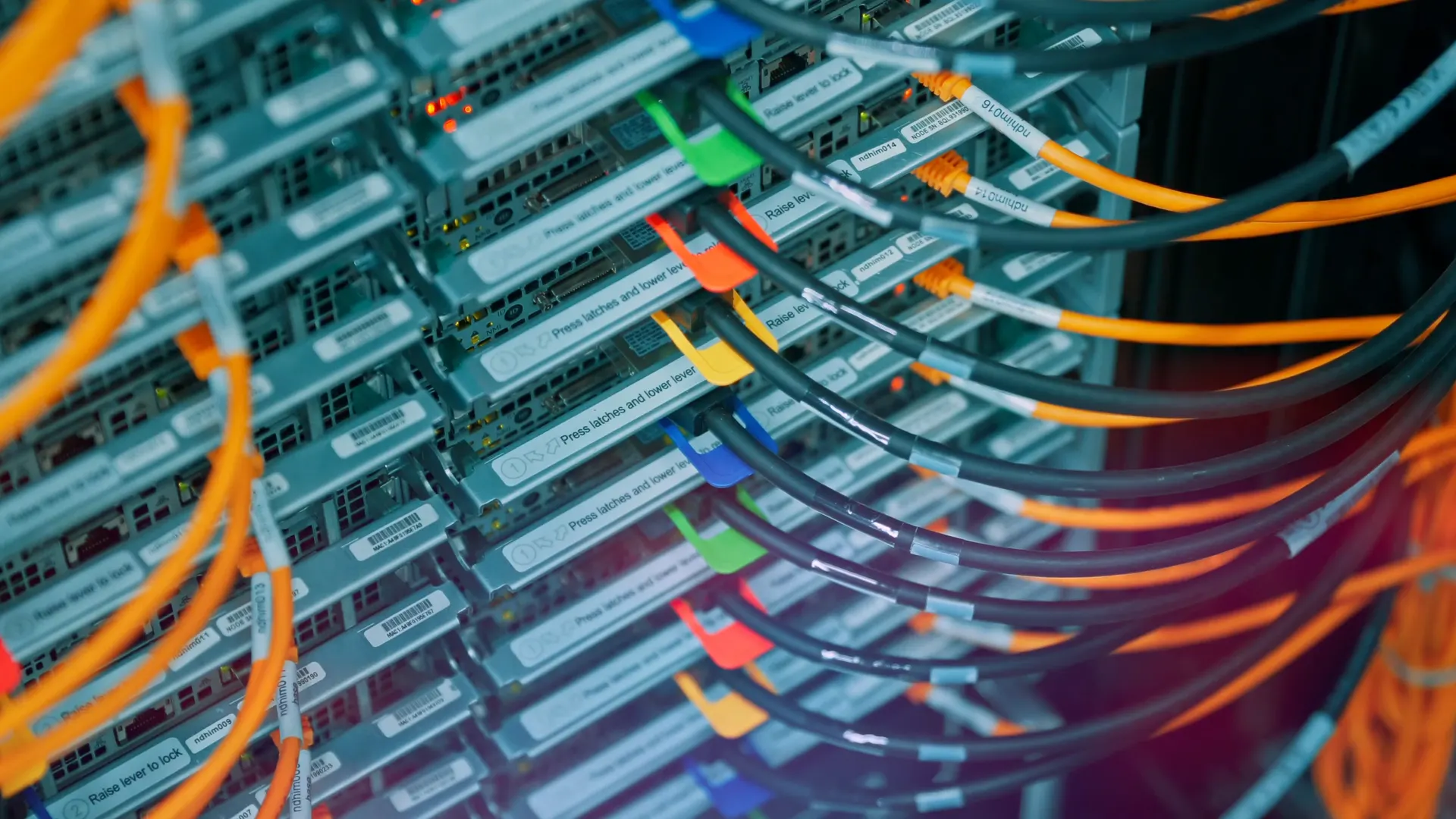 Netzwerkkabel in einem Serverschrank, Szene aus dem Imagefilm Plays Beyond Bytes