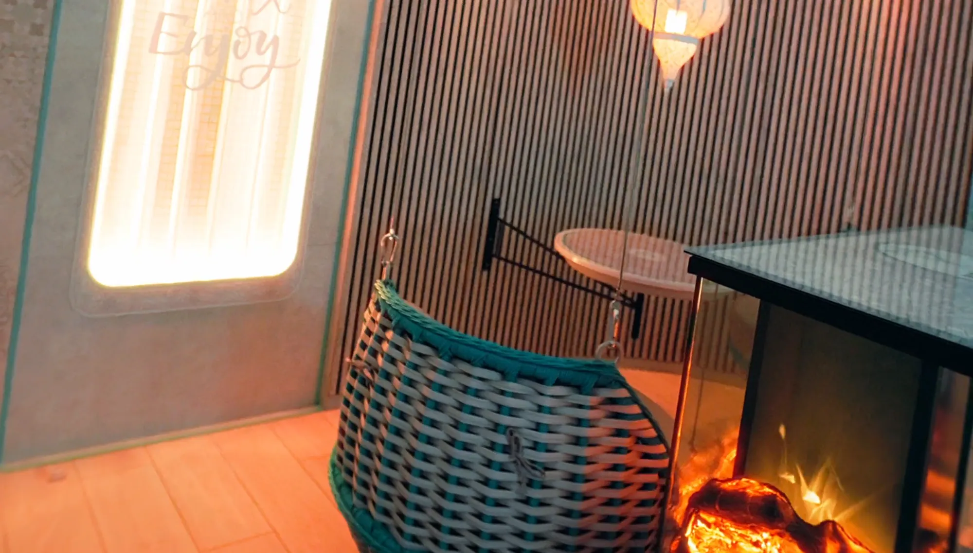 Private Wellness-Suite von Pure Spa mit Kaminfeuer, Korbsessel und warmem Licht