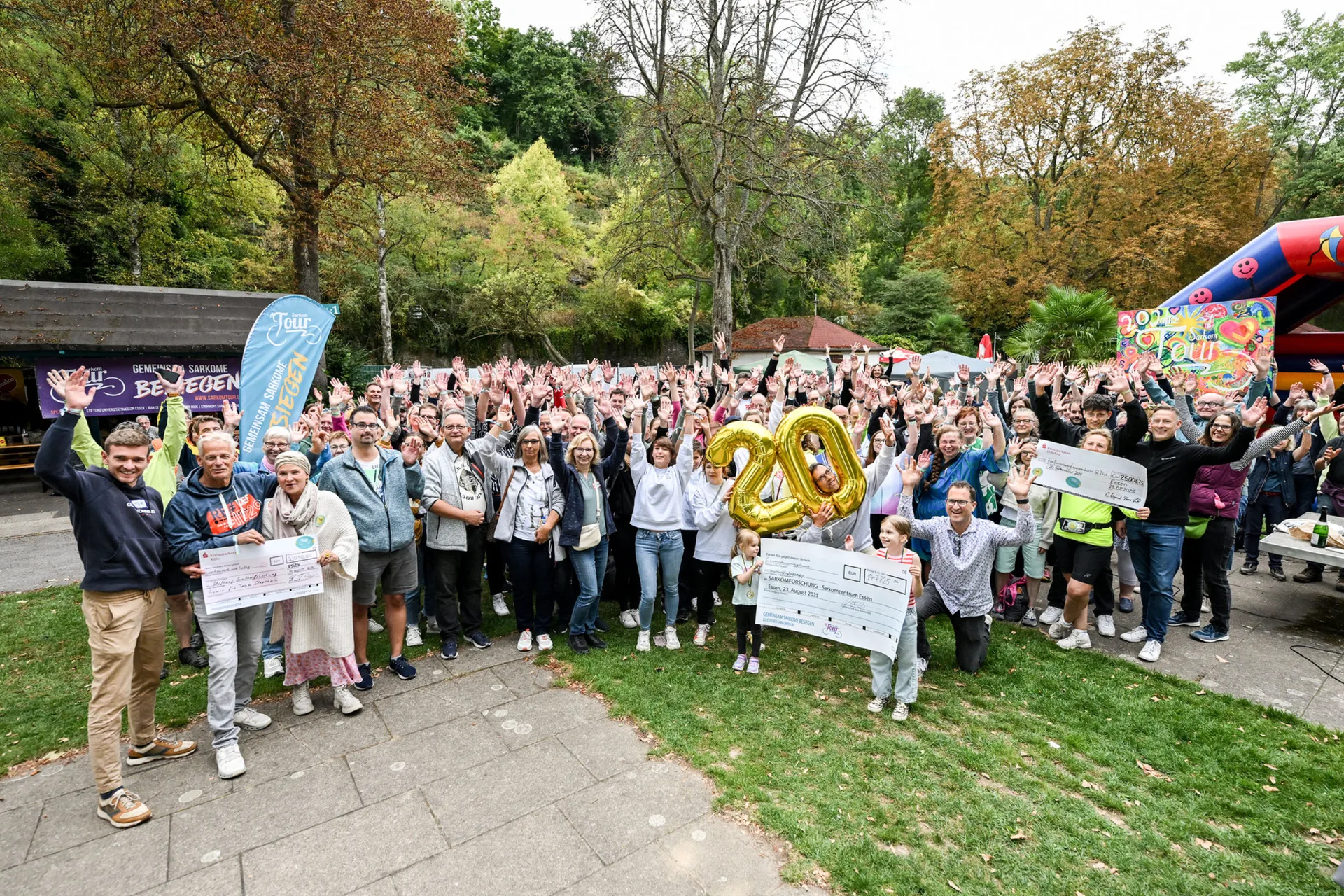 Gruppenbild der Teilnehmenden der Sarkomtour 2025 zum 20-jährigen Jubiläum