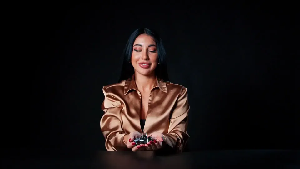 Frau hält ein Produkt von Bonante Cosmetics im dunklen Studio