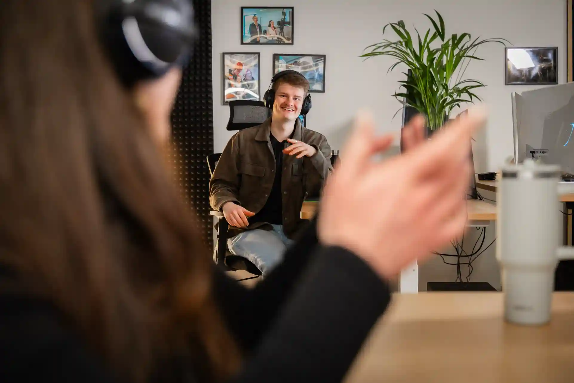 CreativCube-Team bei der Projektbesprechung im Büro