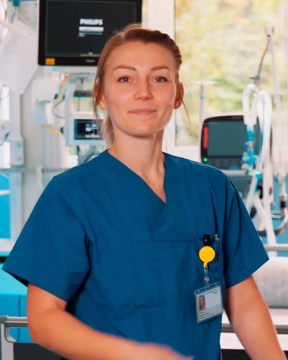 Nadine in Dienstkleidung in einem Patientenzimmer der Intensivstation